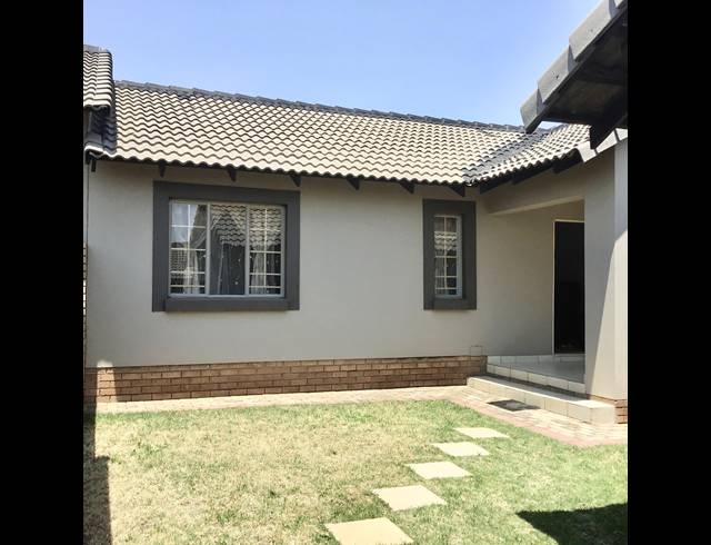 2 BEDROOM TOWNHOUSE FOR SALE IN MOOIKLOOF RIDGE